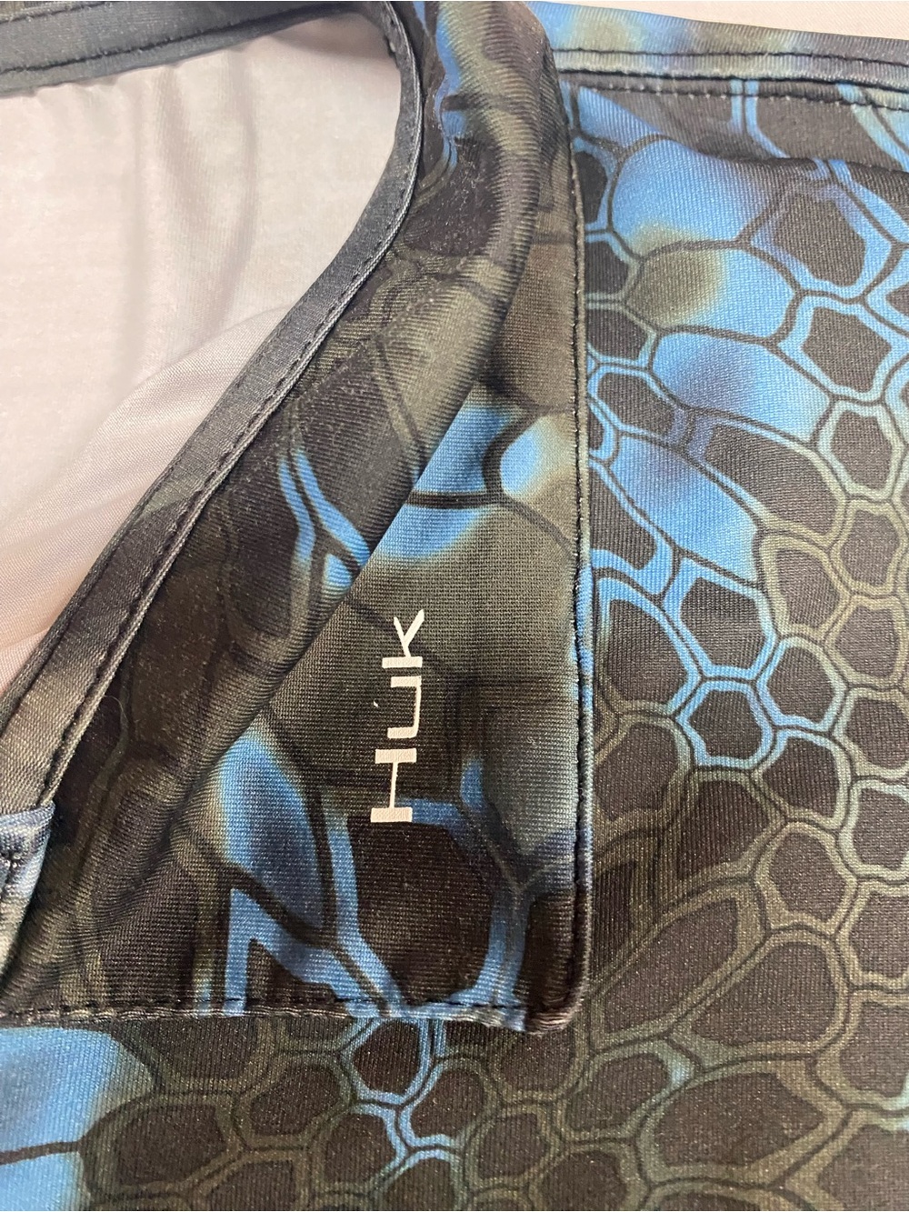 Huk Fishing Performance Blue & Black Abstract Print Polo Men’s Large - Picture 4 of 4